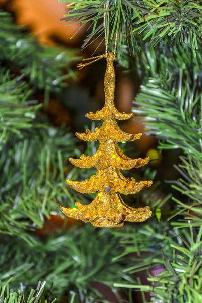 Juguetes de Navidad en el árbol de Navidad. Humor festivo. — Foto de Stock