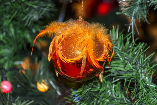 Weihnachtsspielzeug am Weihnachtsbaum. Festliche Stimmung. — Stockfoto