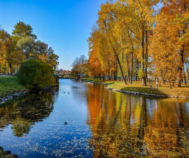 St Petersburg Lopukhinsky bahçesinde Altın sonbahar. 
