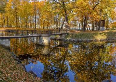 St Petersburg Lopukhinsky bahçesinde Altın sonbahar. 
