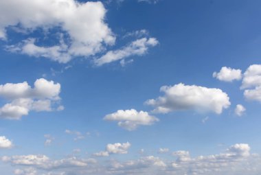 Mavi sonbahar gökyüzünde kar beyaz bulutlar.