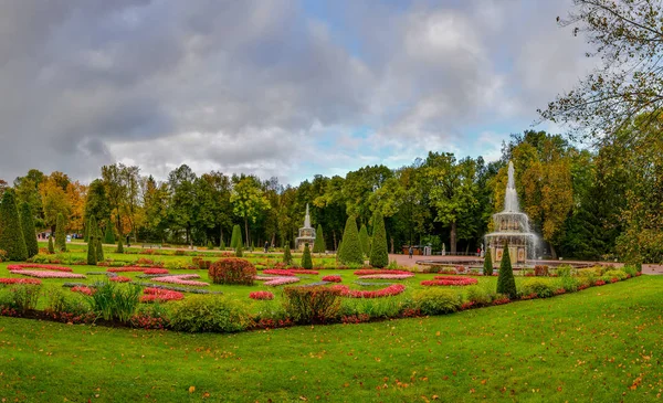 The famous Lower Park in Peterhof in autumn cloudy weather. — Stock Photo, Image