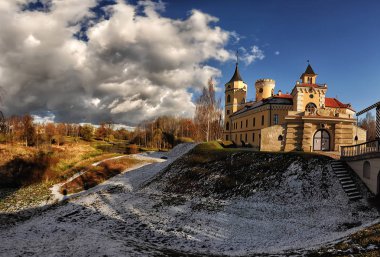 Marienthal, gayri bip, iki kuleli iki katlı bir kale 