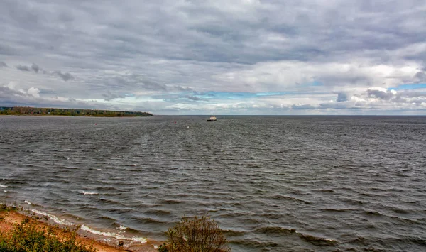 Větrný podzimní den na břehu jezera Ladoga. — Stock fotografie