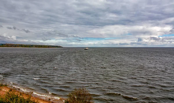 Giornata autunnale ventosa sulle rive del lago Ladoga . — Foto Stock