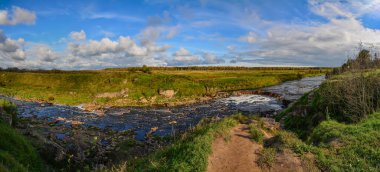Leningrad bölgesinin yerleşim lerinden birinde Tosno şelale cazibe.