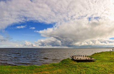 Ladoga Gölü kıyısında rüzgarlı sonbahar günü.  