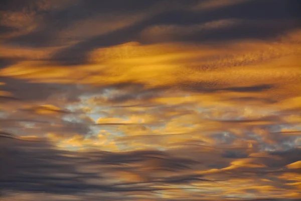 Облака с прояснениями — стоковое фото
