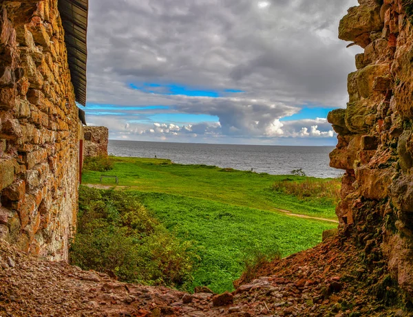 Сохранившиеся здания древней крепости на острове Нут — стоковое фото