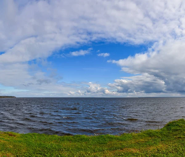 Giornata autunnale ventosa sulle rive del lago Ladoga . — Foto Stock