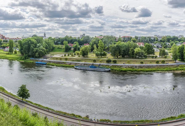 Pohled na násep řeky neman v Grodnu. — Stock fotografie