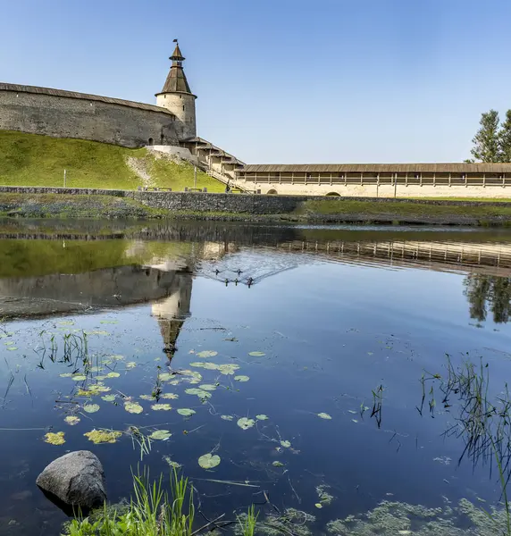 Pskov Kremlin, el centro histórico y arquitectónico de Pskov — Foto de Stock