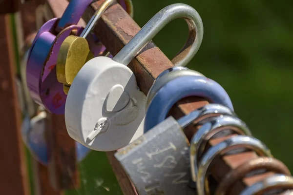 Hangslot, dat symbolisch de gevoelens van de geliefden belichaamt en — Stockfoto