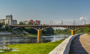  Kirovsky köprüsü Weste genelinde şehir merkezinde bir köprü