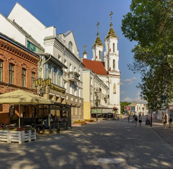 Tolstoy calle se encuentra en el centro histórico de la ciudad, en —  Fotos de Stock