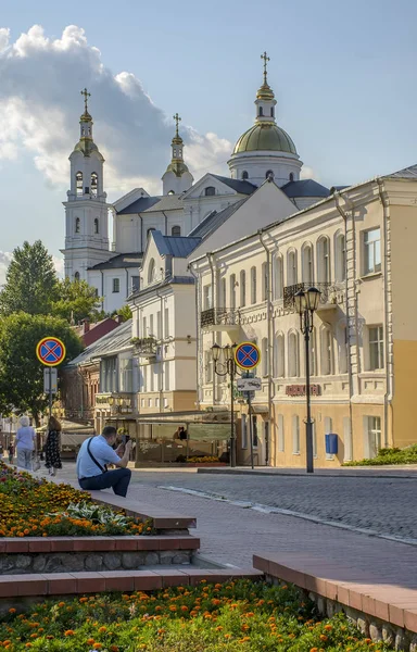 Tolstoy calle se encuentra en el centro histórico de la ciudad, en — Foto de Stock