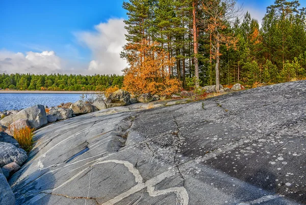 Wyspa Kajosaari, jezioro Ladoga, Karelia, Rosja. — Zdjęcie stockowe
