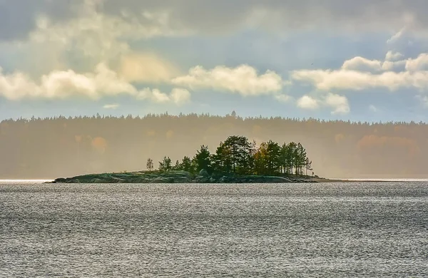 Kajosaari eiland, Ladoga meer, Karelië, Rusland. — Stockfoto