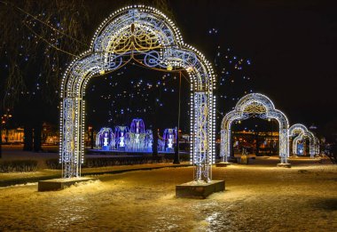 St. Petersburg 'un merkezinin New York için şenlikli dekorasyonu.