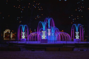 St. Petersburg 'un merkezinin New York için şenlikli dekorasyonu.