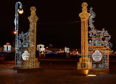 St. Petersburg 'un merkezinin New York için şenlikli dekorasyonu.