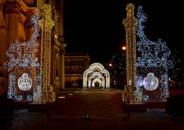 St. Petersburg 'un merkezinin New York için şenlikli dekorasyonu.