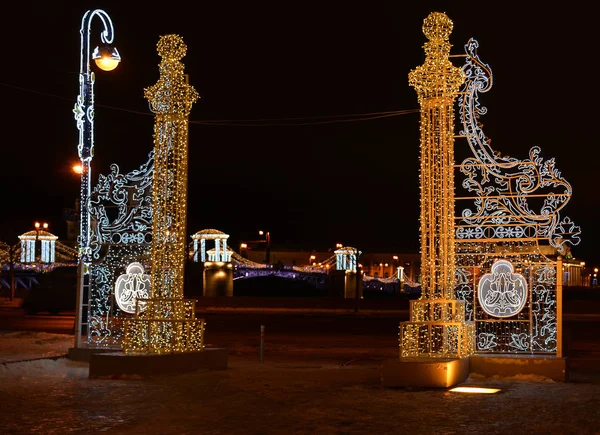 Décoration festive du centre de Saint-Pétersbourg pour le New y — Photo