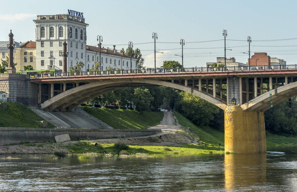  Кировский мост - это мост в центре города через запад
