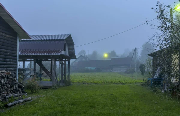 Туманное осеннее утро в древнем городе Изборске . — стоковое фото
