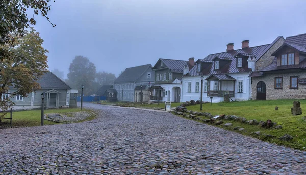 Mglisty jesienny poranek w starożytnym mieście Izborsk. — Zdjęcie stockowe