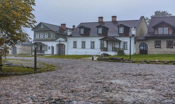 Izborsk antik şehrinde sisli bir sonbahar sabahı. — Stok fotoğraf