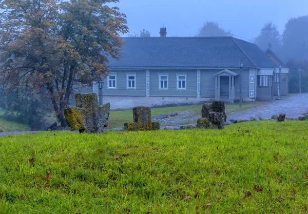 Mglisty jesienny poranek w starożytnym mieście Izborsk. — Zdjęcie stockowe