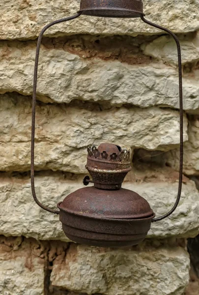 Una vieja lámpara de queroseno, fuera de uso . — Foto de Stock