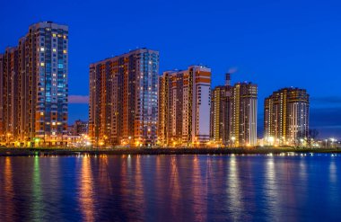 St. Petersburg 'da Kupchino göletlerinde şafak vakti.