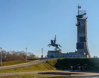 Zafer anıtı. Sovyet ordusunun Nazilere karşı savaştaki başarısını yücelten bir anıt.. 