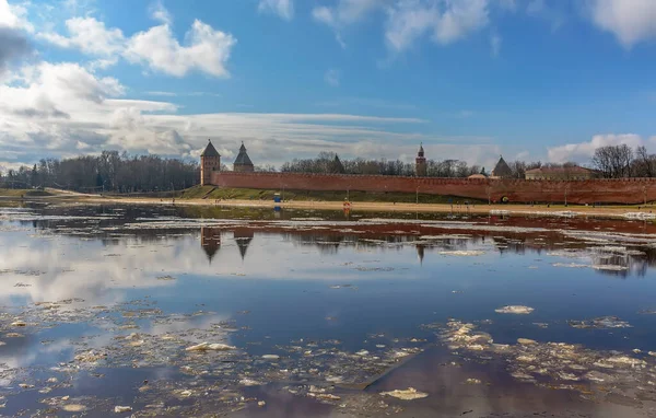 Vista Kremlin Veliky Novgorod Rio Volkhov — Fotografia de Stock