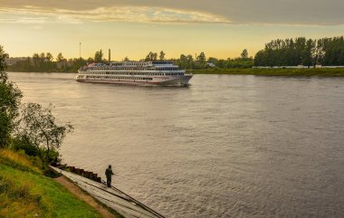 St. Petersburg Neva kıyılarında yağmur ve gökkuşağı ile yaz günü. 