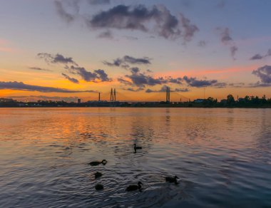 St. Petersburg Neva kıyısında yaz günbatımı. 