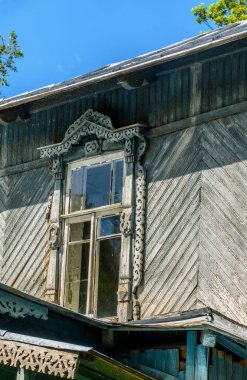 Terk edilmiş ve yıkılmış bir ev. Çocuklar için bir kamp vardı.. 