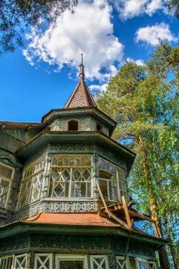 Terk edilmiş ve yıkılmış bir ev. Çocuklar için bir kamp vardı.. 