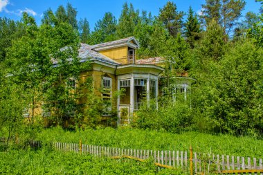 Leningrad bölgesinde terkedilmiş ve çöken ormancı evi otoyola yakın..