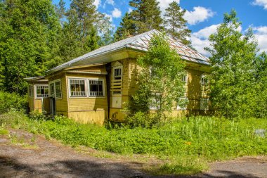 Leningrad bölgesinde terkedilmiş ve çöken ormancı evi otoyola yakın..