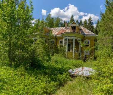 Leningrad bölgesinde terkedilmiş ve çöken ormancı evi otoyola yakın..