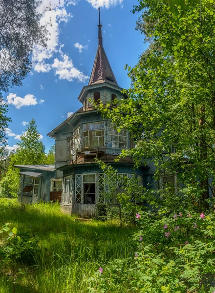 Verlaten Ingestort Huis Een Kamp Voor Kinderen — Stockfoto