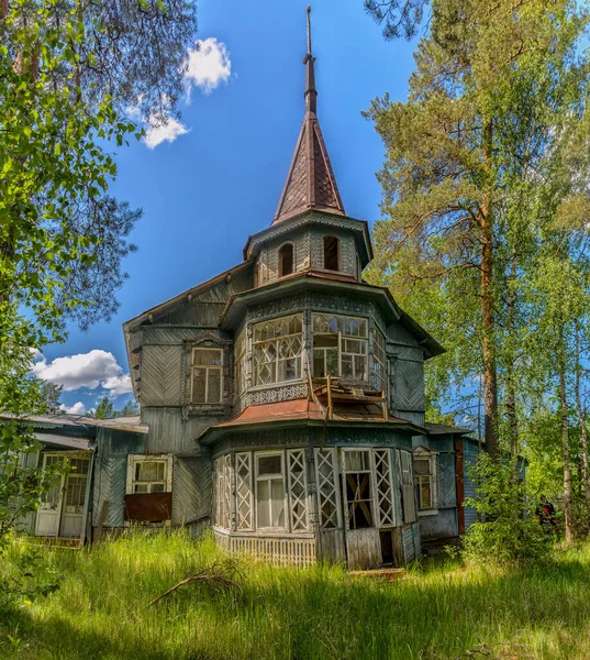 Verlaten Ingestort Huis Een Kamp Voor Kinderen — Stockfoto