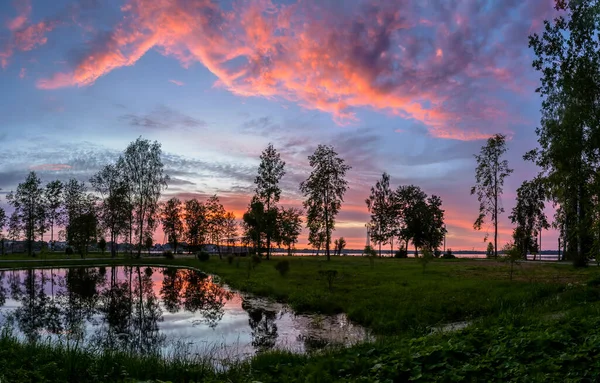 Piękny Letni Zachód Słońca Nad Jeziorem Valdai Lipcu — Zdjęcie stockowe