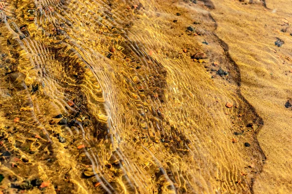 7月の晴れた日に川の底の質感 ネヴァ川 — ストック写真