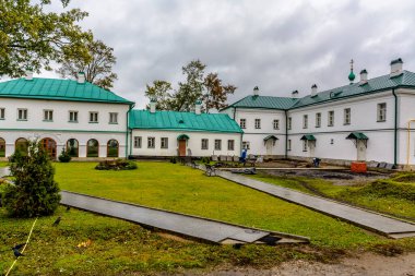 Volkhov Nehri kıyısındaki Staraya Ladoga 'daki Nikolsky Manastırı. 