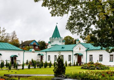 Volkhov Nehri kıyısındaki Staraya Ladoga 'daki Nikolsky Manastırı. 