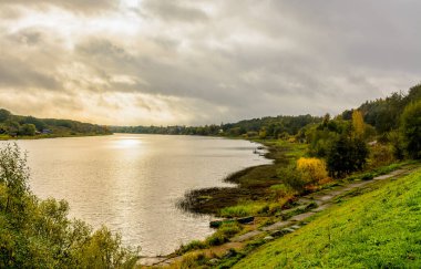Nikolsky Manastırı yakınlarındaki Volkhov Nehri kıyısında bulutlu bir sonbahar günü. 